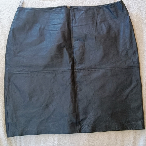 CLEARANCE SALE!! Newport News Black Leather Mini Skirt Size 18 - Picture 2 of 7